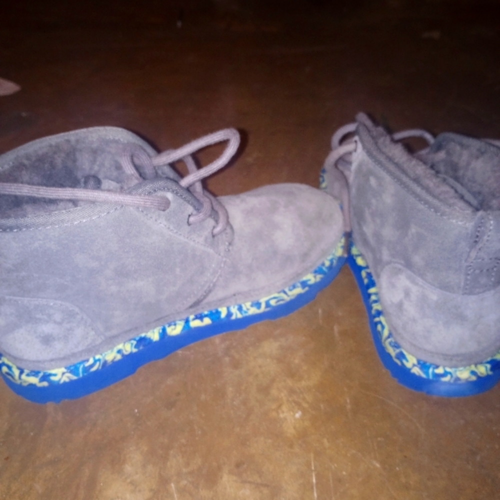 Boys size 4 UGG